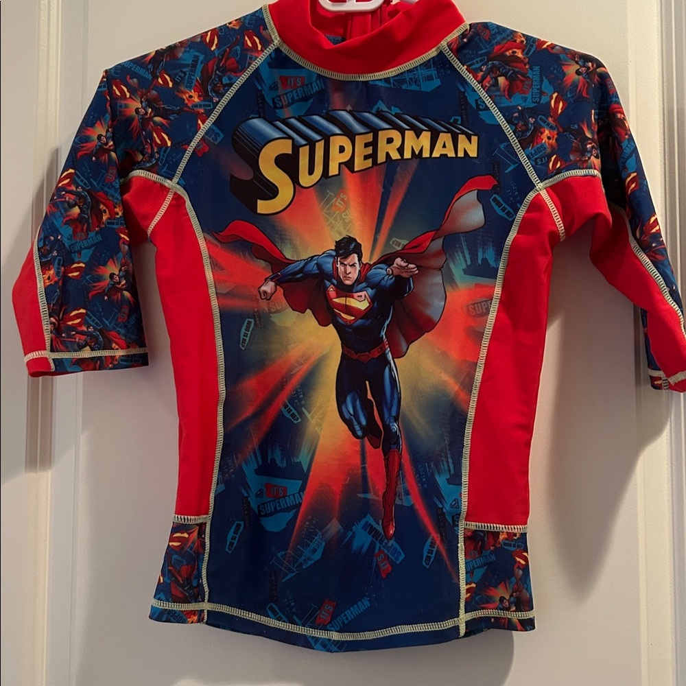 NWOT DC Comics Superman graphic Bodycon Swim top UV50+Long Sleeves zip back 6-8Y
